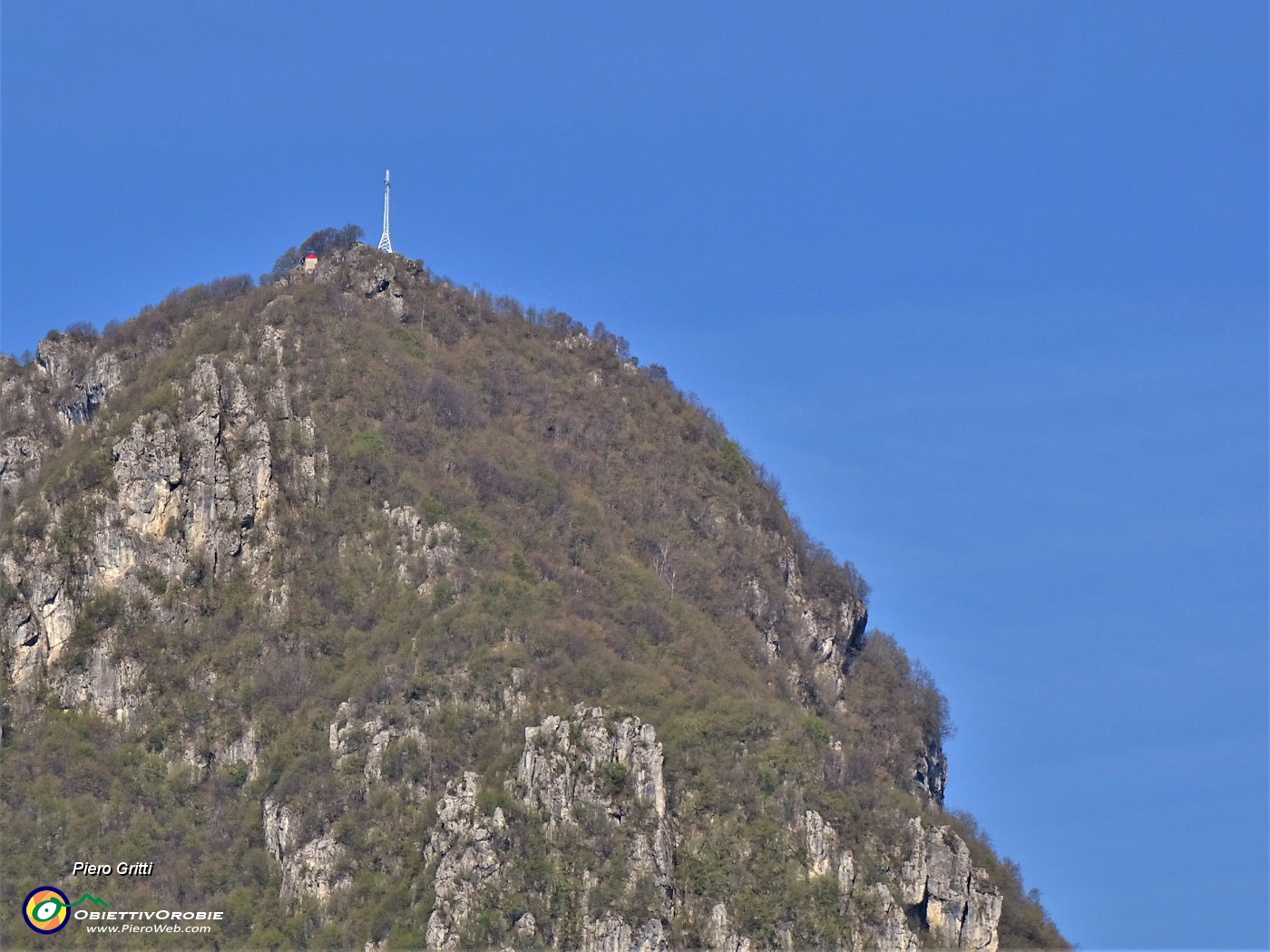 22 Zoom sulla cime del mOnte Zucco (1232 m).JPG
